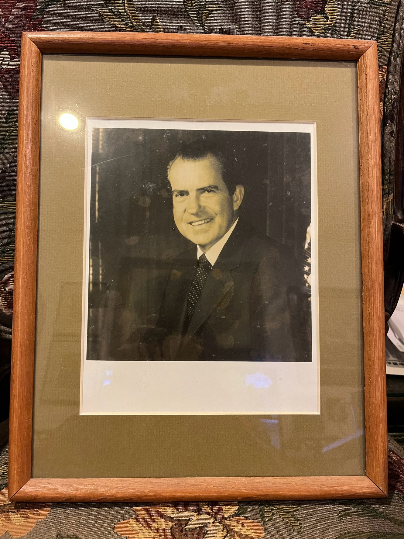 尼克森總統黑白肖像（框裝；作者註 2026-10-24：僅簽名 Richard Nixon，墨水已褪色）